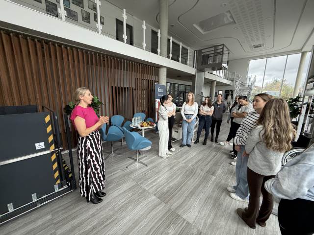 Studentky VOŠ se seznamují s novinkami v péči o klienty