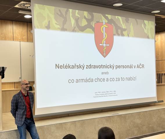 Beseda o vojenském zdravotnictví přiblížila studentům realitu misí i možnosti dalšího studia