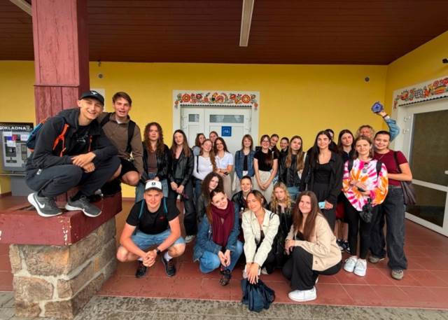 Studenti 2.Z předali výtěžek dobročinné sbírky Mlsáme pro charitu