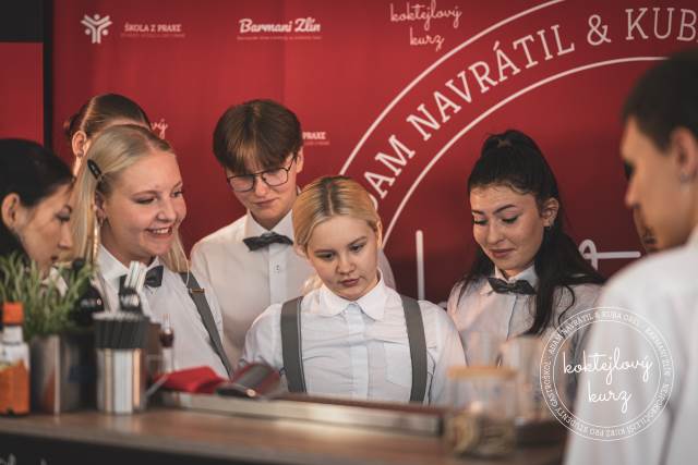 Studenti oborů Kuchař–číšník a Číšník–barman absolvovali barmanský kurz