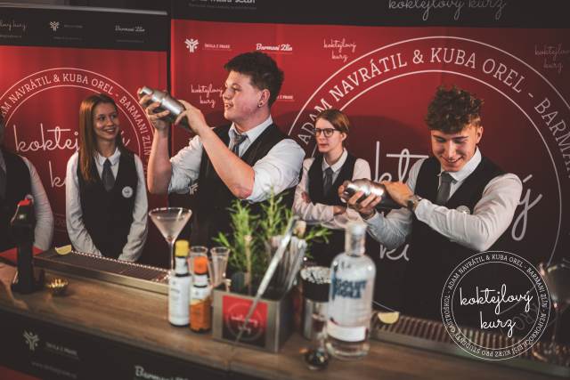 Koktejlové kurzy přinášejí studentům nové barmanské zkušenosti