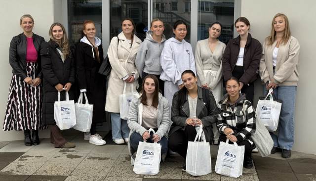 Studentky VOŠ se seznamují s novinkami v péči o klienty